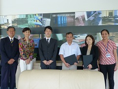 タンロン大学学長・日本語学科長と本学から訪問した教職員とで記念撮影 P1000982320.jpg