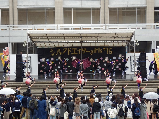 http://www.kamakura-u.ac.jp/sys/news/images/%E3%83%96%E3%83%AD%E3%82%B0%E7%94%A8%E6%B2%96%E7%B8%84%E8%88%9E%E8%B8%8A14%E6%97%A5%20%2814%29.JPG