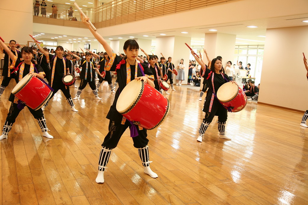 http://www.kamakura-u.ac.jp/sys/news/images/20190824%E6%B2%96%E7%B8%84%E8%88%9E%E8%B8%8A.jpg