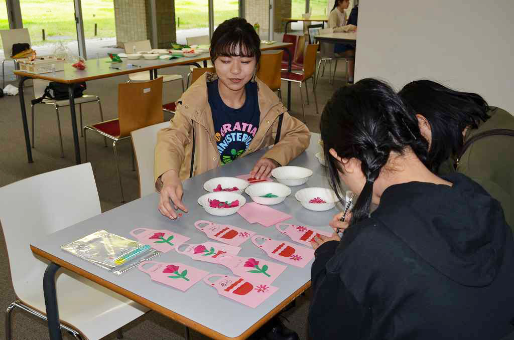 http://www.kamakura-u.ac.jp/sys/news/images/5.12%E6%AF%8D%E3%81%AE%E6%97%A5%E2%98%85.jpg