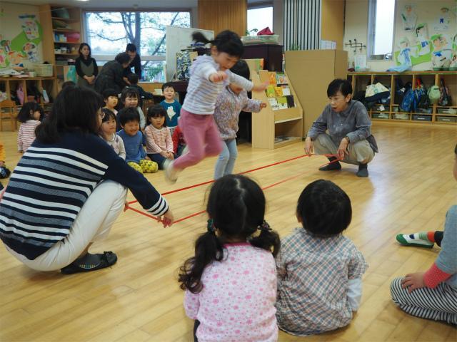 年少組 今年度２回目のわらべ歌あそびが行われました 幼稚部だより 鎌倉女子大学 幼稚部