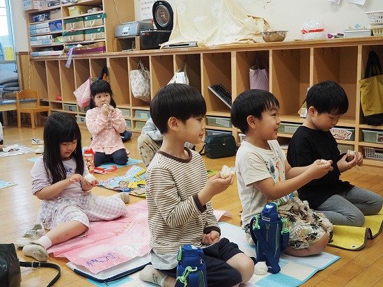 調理活動　おにぎりを握ってみよう.jpg