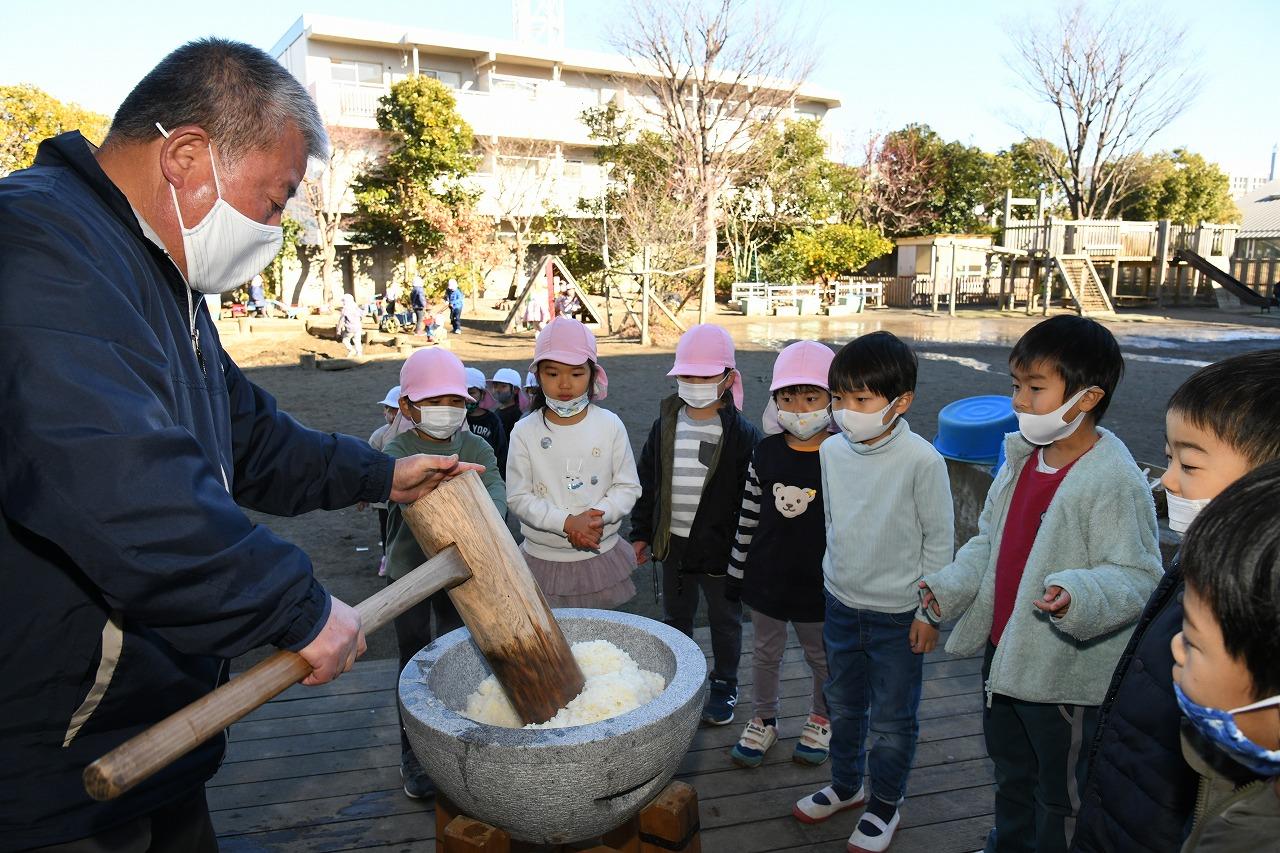 毎年恒例のお餅つきが行われました♪ | 幼稚部だより | 鎌倉女子大学 