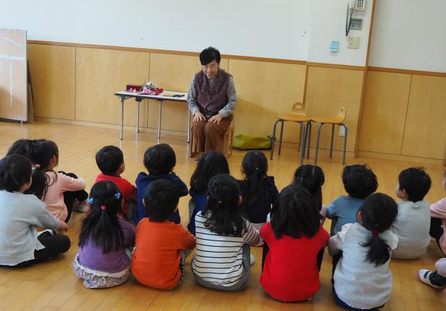 年中組 今年度最後のわらべ歌あそびが行われました 幼稚部だより 鎌倉女子大学 幼稚部
