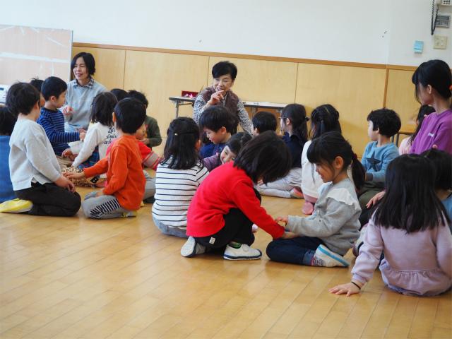 年中組 今年度最後のわらべ歌あそびが行われました 幼稚部だより 鎌倉女子大学 幼稚部