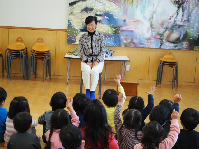 年少組 今年度最後のわらべ歌あそびが行われました 幼稚部だより 鎌倉女子大学 幼稚部