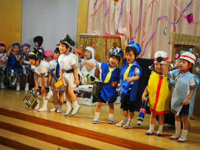 年少組 初めての生活発表会が行われました 幼稚部だより 鎌倉女子大学 幼稚部