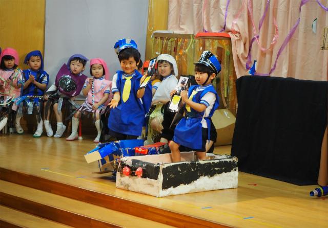 年少組 初めての生活発表会が行われました 幼稚部だより 鎌倉女子大学 幼稚部