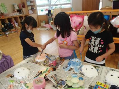 年長組 夏祭りごっこへの準備が行われています 幼稚部だより 鎌倉女子大学 幼稚部