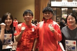 大船Diary用 選手を囲んで.jpg