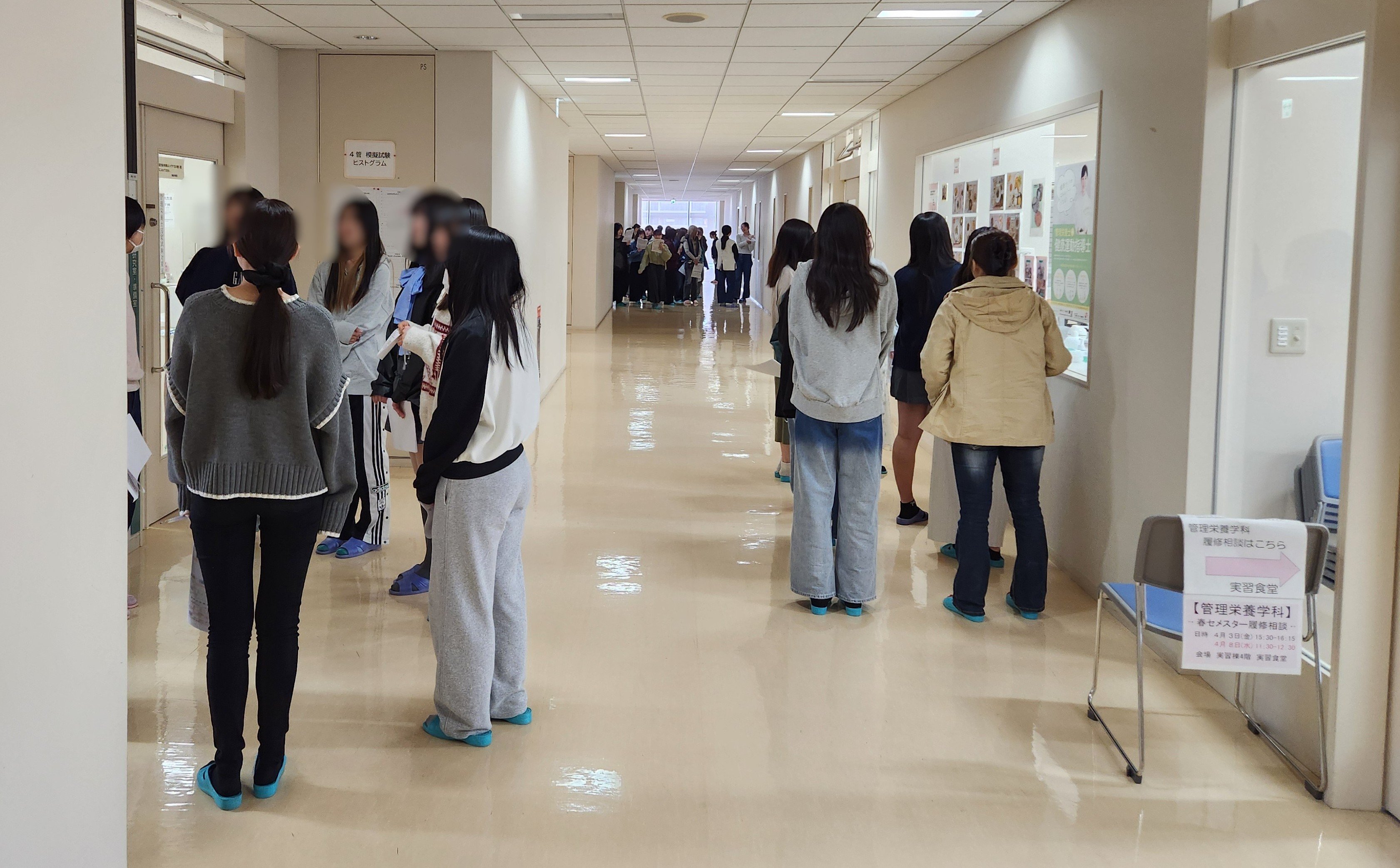 ③4年生と一緒に学内を探索中20260415.jpg