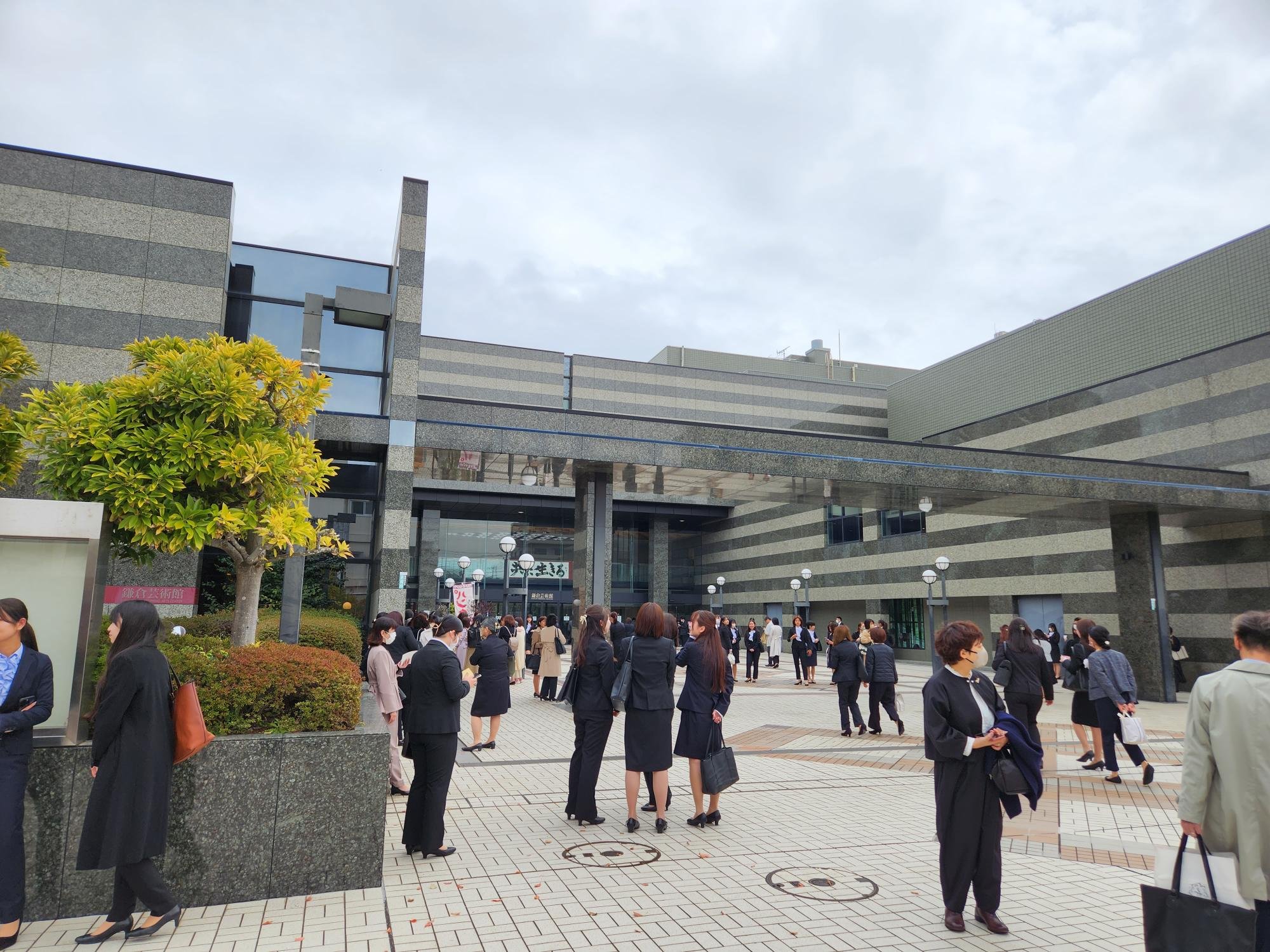 【写真_5枚目】入学式前の会場（鎌倉芸術館）の様子.jpg