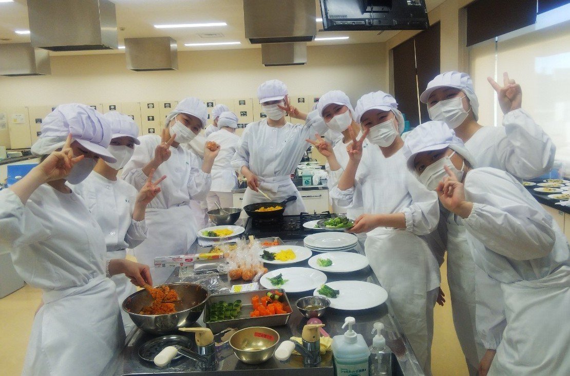 メニュー試作をする学生達20260717.jpg
