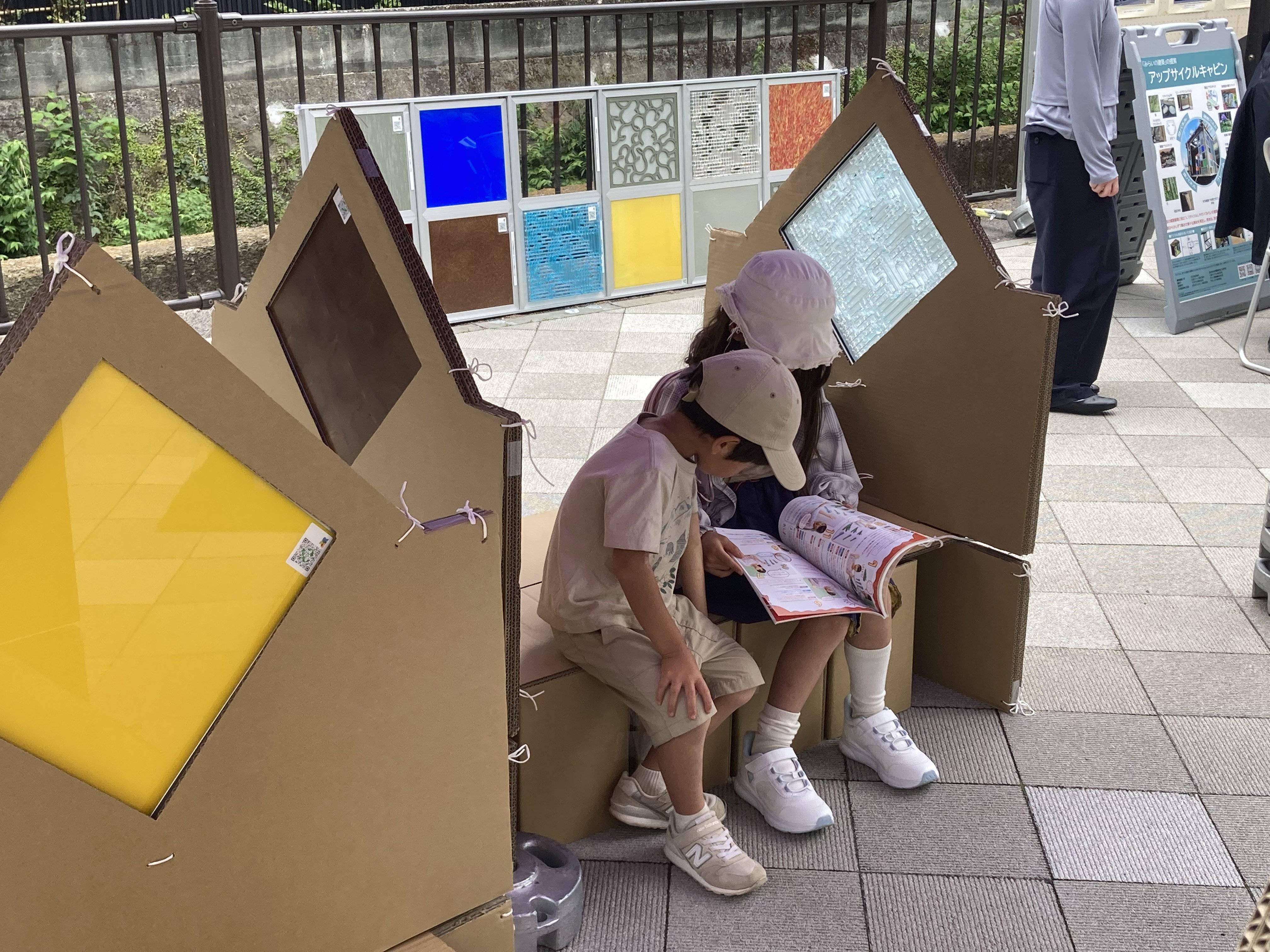 04_段ボール製ベンチ0260727.jpg