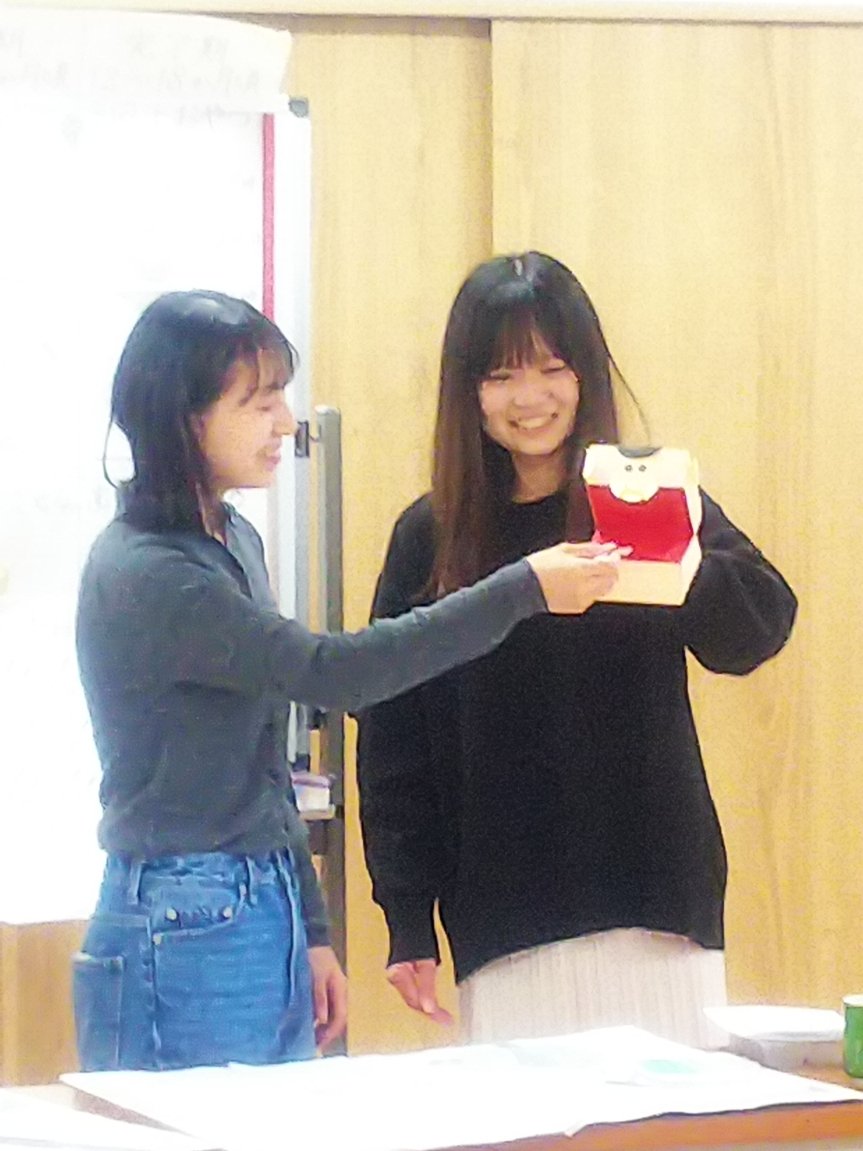 20241116③手作り赤ちゃん模型で食べさせ方の説明.JPG
