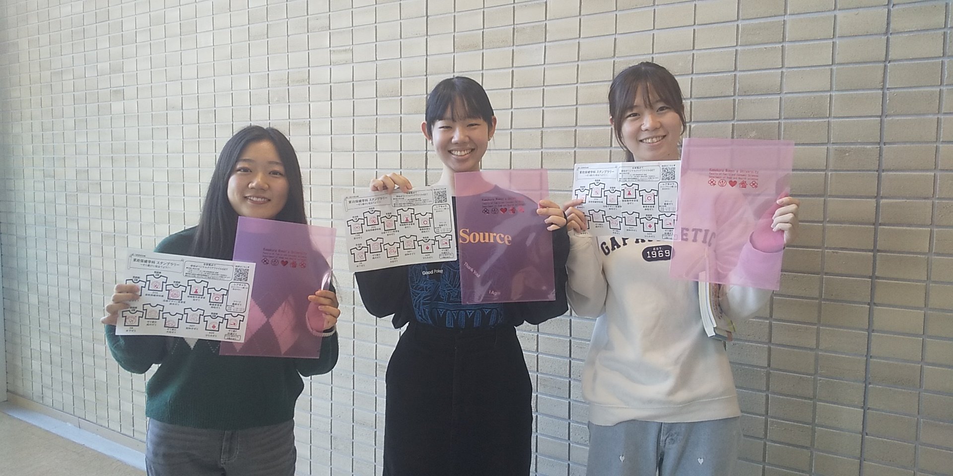 20241217写真④【クリアファイルをGETして笑顔の２年生】.JPG