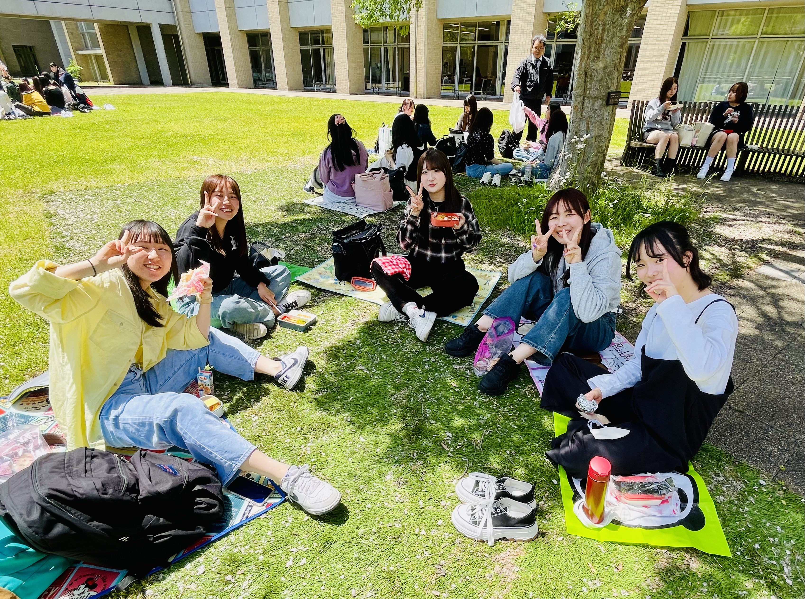 青空の下で、「ランチ・ピアッツァ☆」（1年生の初等教育学基礎演習①