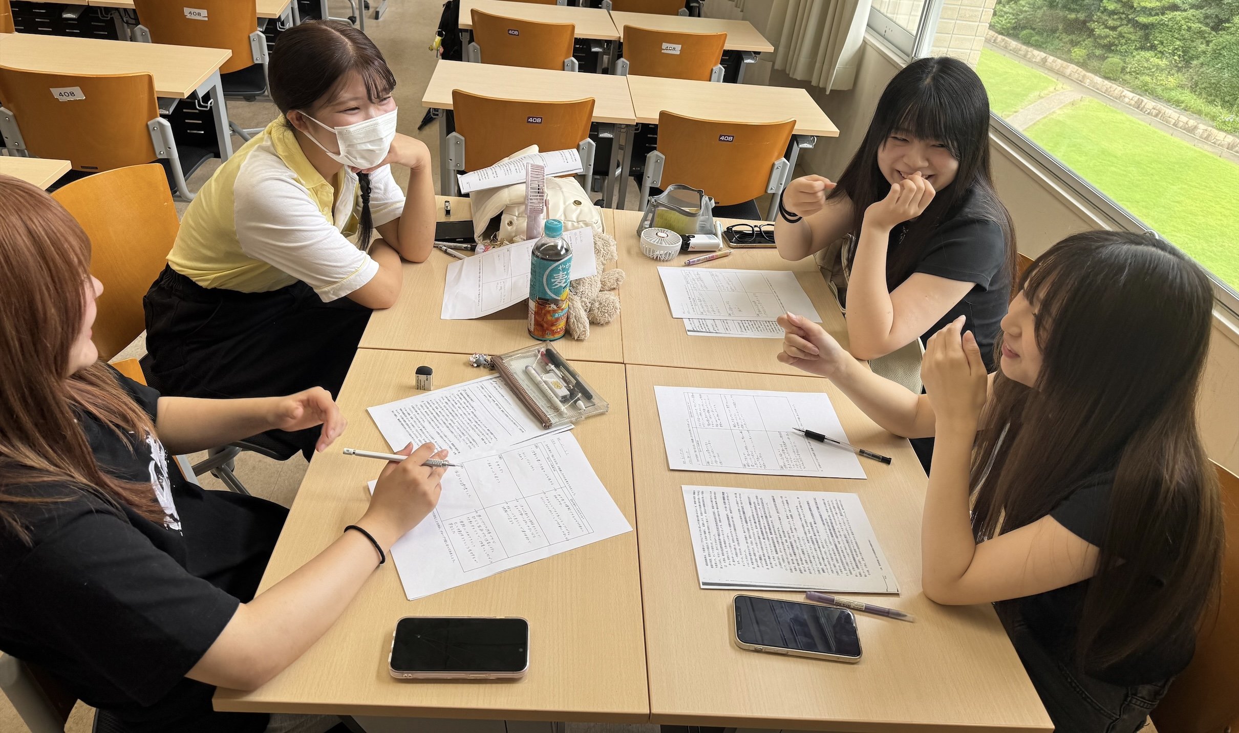 20250711_③〈実習中の学びも踏まえた話に楽しく盛り上がっている様子〉.jpeg