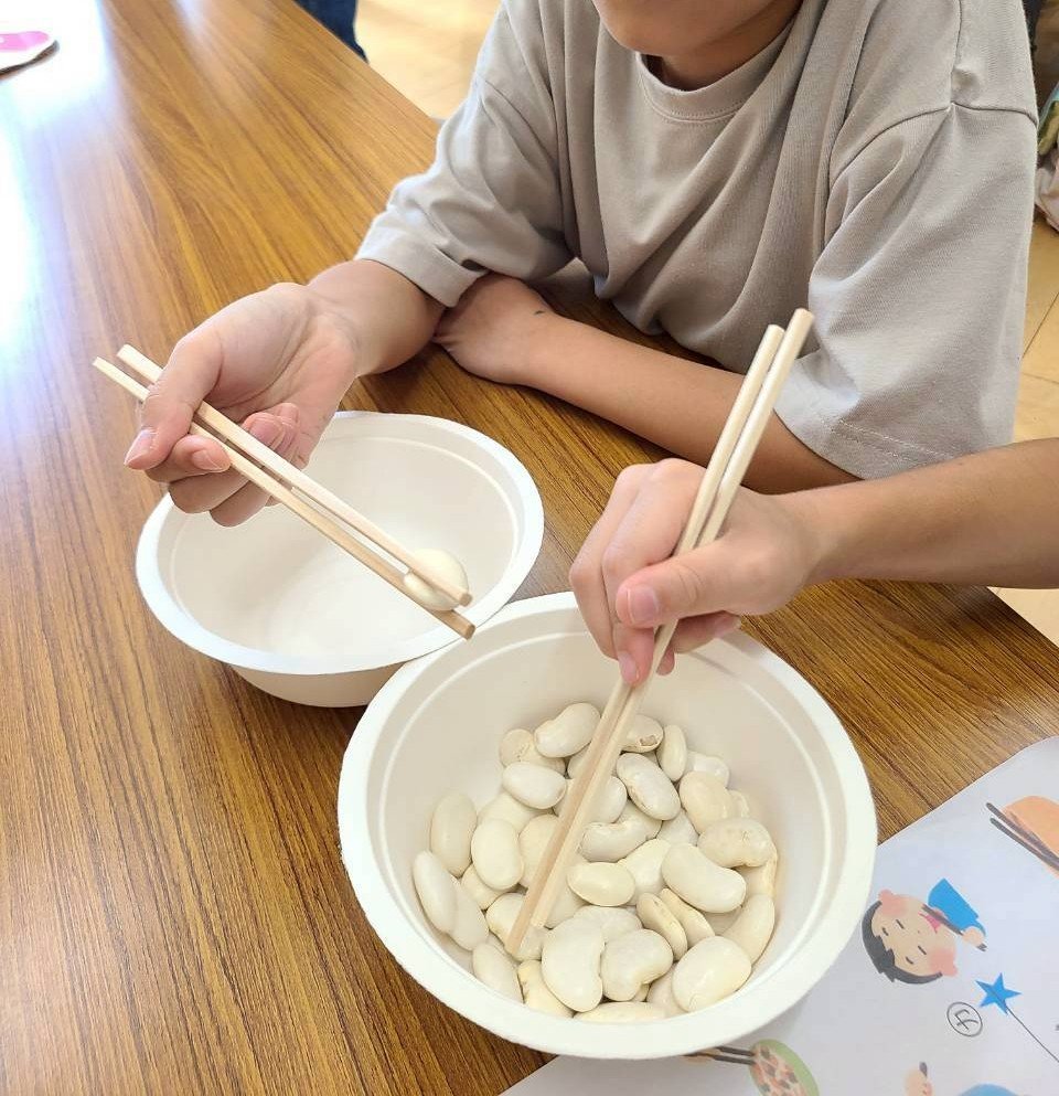 20251003_管理2②お箸の正しい持ち方(豆つかみ)ゲーム.jpg