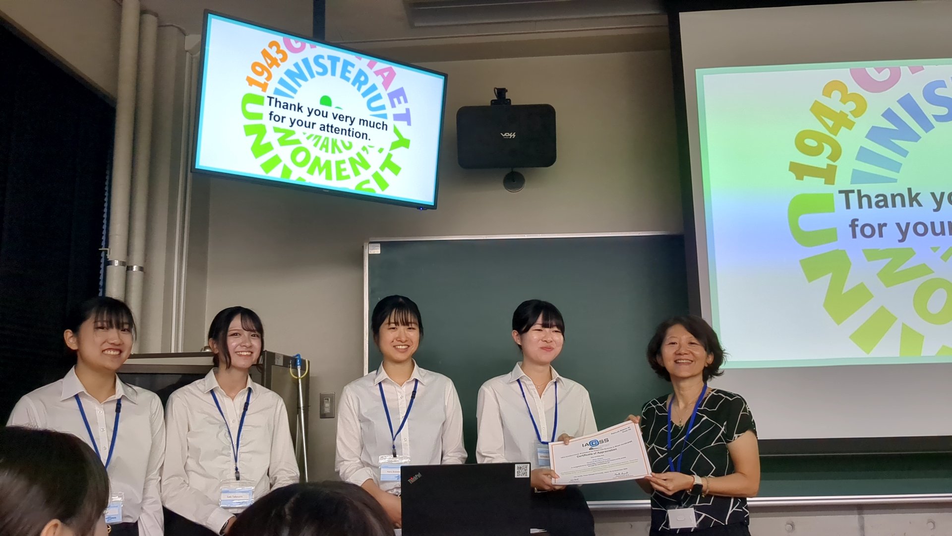 20251008_②口頭発表後に座長の先生と_IACSS_保護済み.jpg
